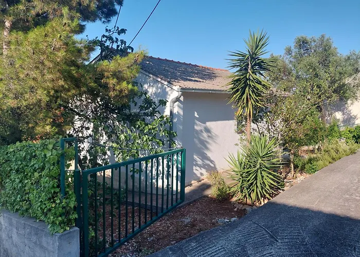Peaceful & Cozy Rest House, 80M From Beach