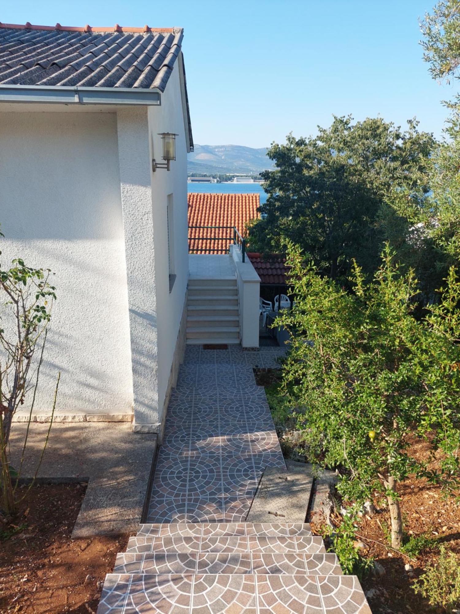 Peaceful & Cozy Rest House, 80m From Holiday home *
