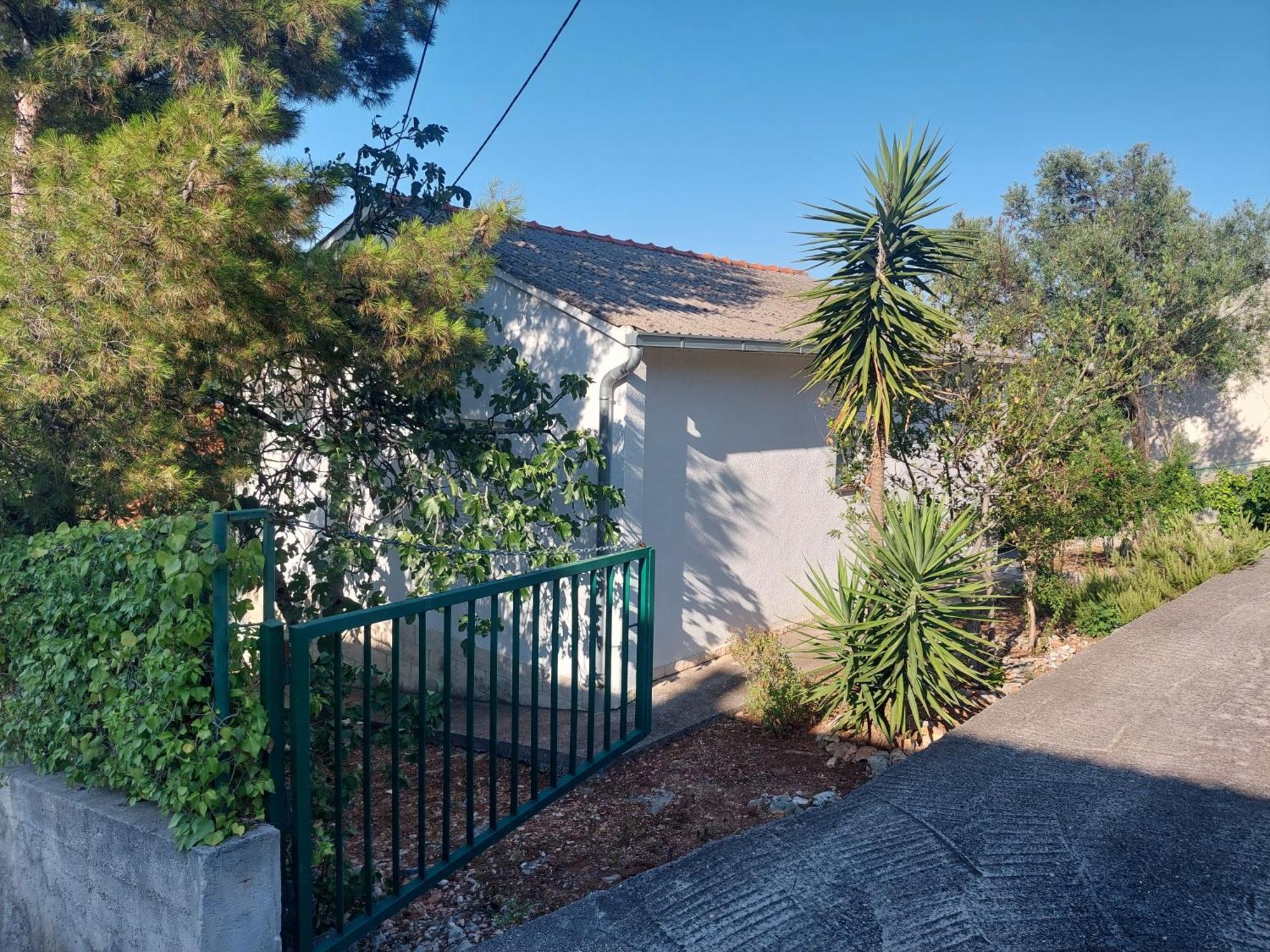 Peaceful & Cozy Rest House, 80m From