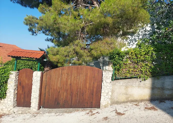 Peaceful & Cozy Rest House, 80M From Beach