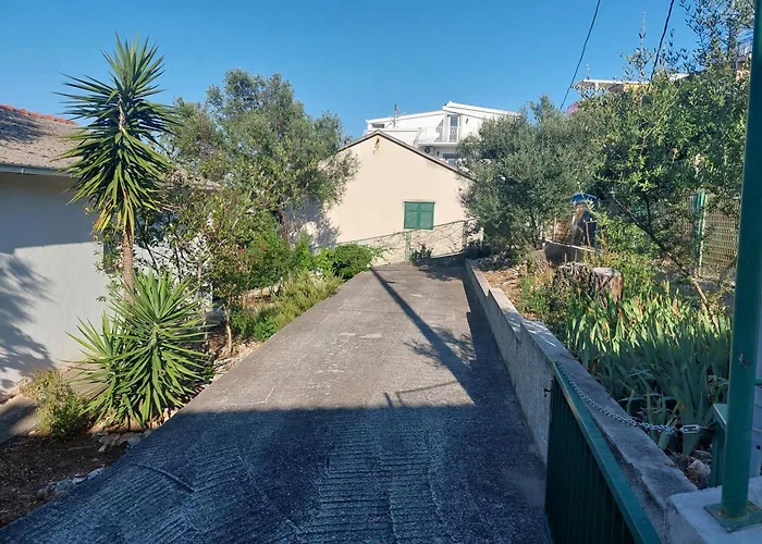 Peaceful & Cozy Rest House, 80M From Beach